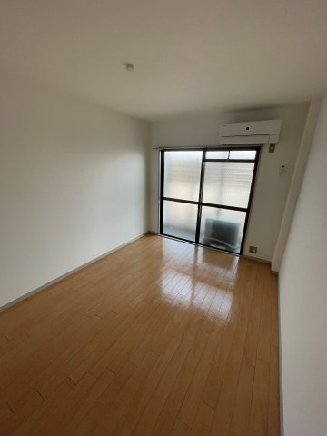 ビスタ泉町【弊社専任物件】の寝室|開放的な寝室です