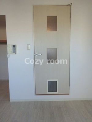 【設備】 | TMK江坂 | ペットが通れる小さなドア付きのドアです(^-^)