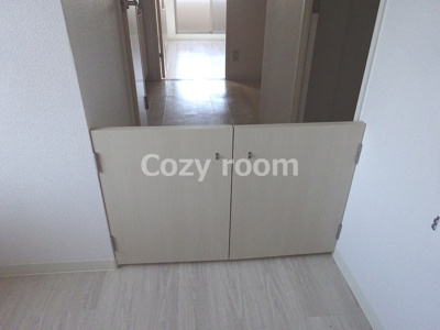 【設備】 | TMK江坂 | 玄関でワンちゃん飛び出し防止ドアです(^-^)