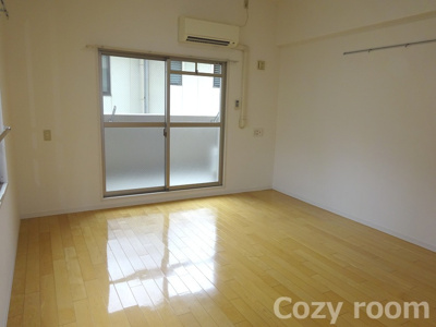 【居間・リビング】 | TMK江坂 | ゆったり過ごせる明るく広めの居間です