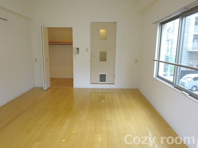 【居間・リビング】 | TMK江坂 | こちらの居間で趣味の時間をお楽しみください