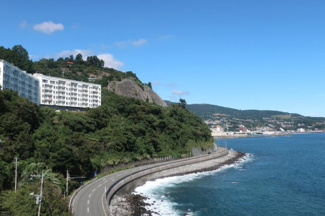 【外観】 | 海沿いに建つリゾートマンションです。