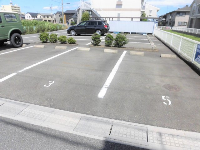 フラッツ内原の駐車場
