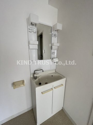 東梅田レジデンス小島の洗面所|ゆったりとスペースのある洗面所