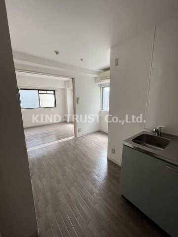 東梅田レジデンス小島の居間・リビング|ゆったりとしたリビングです