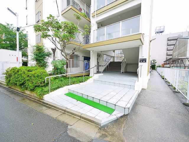 南京終マンションAのその他共用部分|ゆとりのあるエントランスです