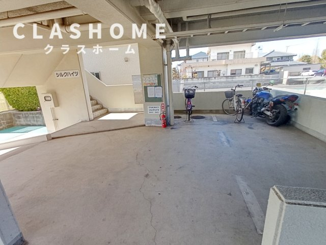 シルクハイツの駐車場