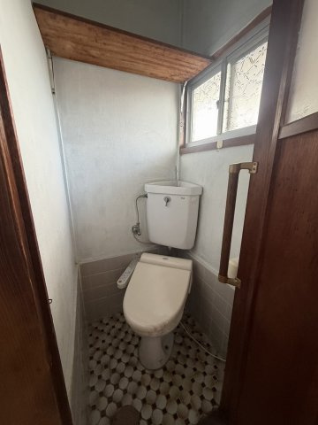 山手７丁目戸建のトイレ