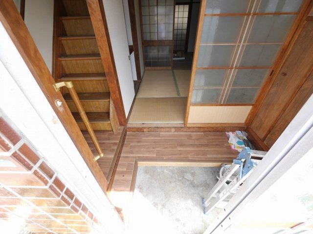 山手７丁目戸建の玄関