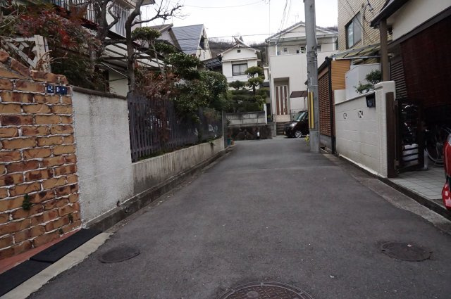 中古戸建　大東市野崎3丁目（昭和40年築）の前面道路含む現地写真