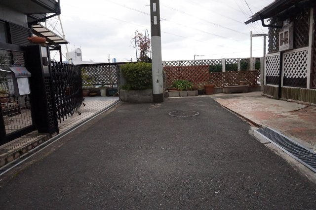 中古戸建　大東市野崎3丁目（昭和40年築）の前面道路含む現地写真