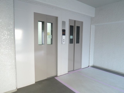 【その他共用部分】 | ボナハイツ星川 | お買い物時やベビーカーの出し入れに便利なエレベーター付
混雑時にも便利なエレベーター2基付です。