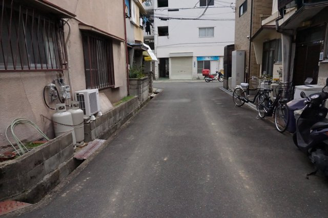 中古テラスハウス　大東市北条1丁目（昭和47年築）の前面道路含む現地写真