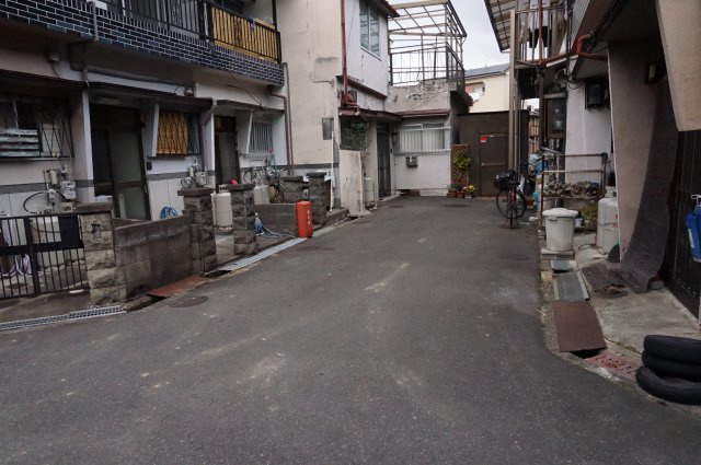 中古テラスハウス　大東市北条1丁目（昭和47年築）の前面道路含む現地写真