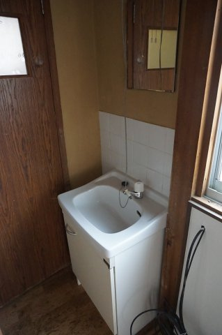 中古テラスハウス　大東市北条1丁目（昭和47年築）の独立洗面台