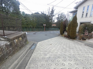 【周辺】 | 前面道路です。
幅員広く駐車も楽々です。