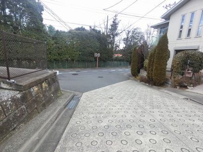 【周辺】 | 細山７丁目戸建 | 前面道路です。
幅員広く駐車も楽々です。