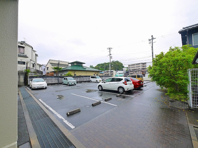 グレイスフローラ富雄の駐車場