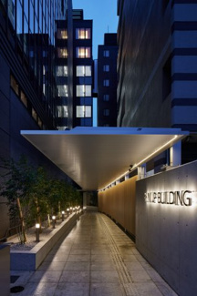 【エントランス】 | アプローチ:
隣接するビルに囲まれ、奥へと誘引する期待感を持った回廊空間としてます