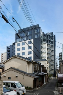 【外観】 | 1.外観:
グレートーンのアルミカットパネルトで縦軸方向に特徴づけた装いとしてます。