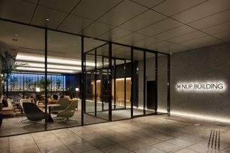 【その他共用部分】 | エントランス&ロビー:
外部回廊からシームレスに繋がる ラウンジロビー。
プラックバネル、オーク材、石材で構成され、奥の採
光を感じるテラス空間へと植栽豊かなオーガニックな
空間構成としてます。