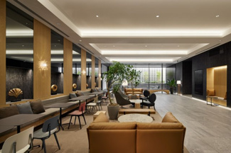 【その他共用部分】 | エントランス&ロビー:
外部回廊からシームレスに繋がる ラウンジロビー。
プラックバネル、オーク材、石材で構成され、奥の採
光を感じるテラス空間へと植栽豊かなオーガニックな
空間構成としてます。