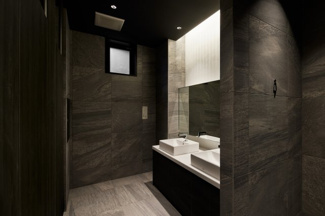 【その他共用部分】 | 9.化粧室:
モノトーン&ウッディな構成で、
relax&refresh出来るトイレ空間にしてます。