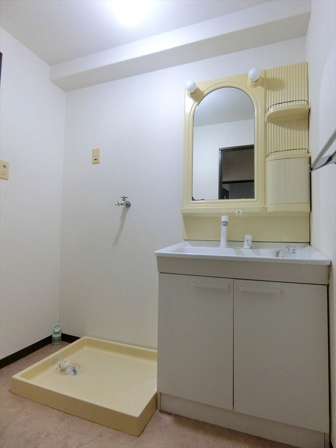 エスポワール六ツ門の洗面所|明るい洗面所です