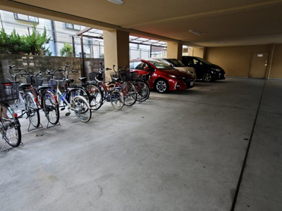 【駐車場】 | サンラフィーネ | マンションしたの駐車場です。