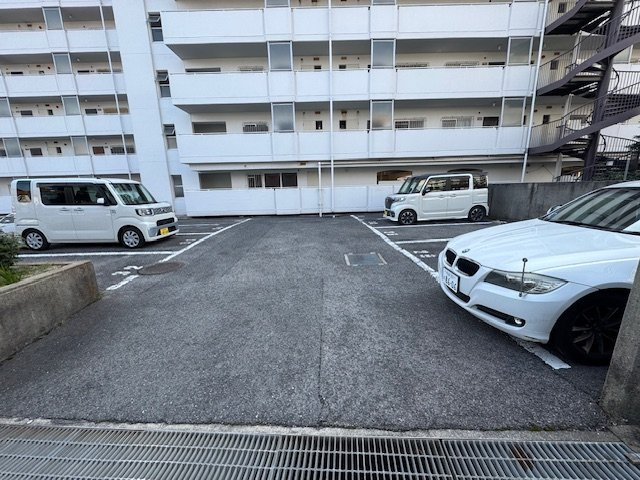 狭山ハウス1号棟の駐車場