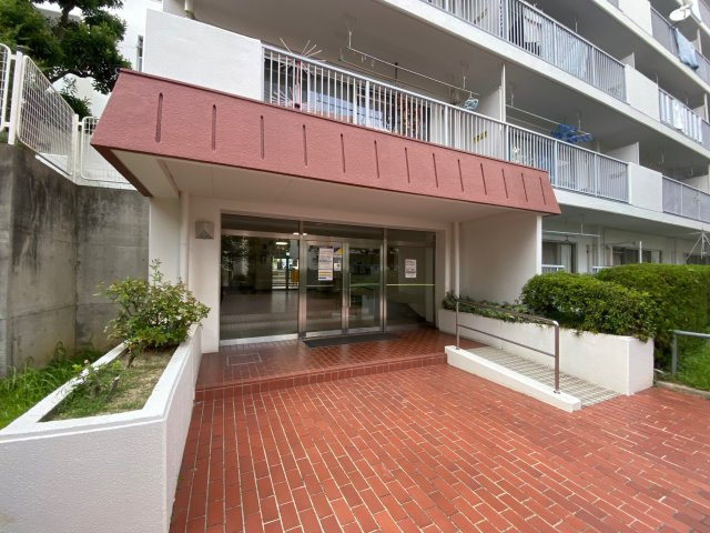 狭山ハウス1号棟のエントランス