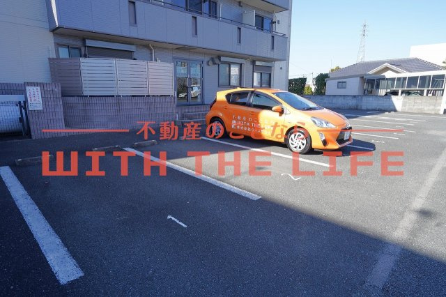 グランシャリオ２１【10，000円キャッシュバック対象物件】の駐車場|駐車場があるので、車を買う予定の方も安心です