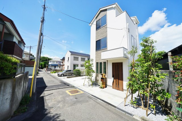 保土ヶ谷区峰沢町　全２棟新築戸建ての前面道路含む現地写真