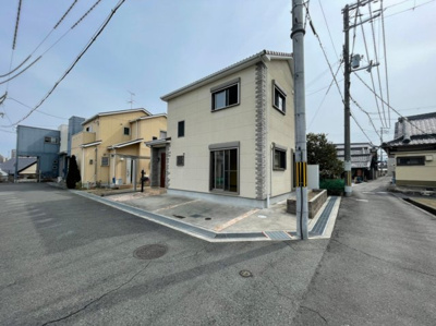 【前面道路含む現地写真】 | 和泉中央駅まで徒歩10分・平成23年建築・北西角地・和泉市万町 | 前面道路含む現地写真です