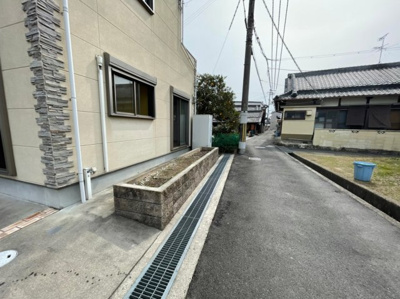【前面道路含む現地写真】 | 和泉中央駅まで徒歩10分・平成23年建築・北西角地・和泉市万町 | 前面道路含む現地写真です