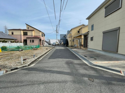 【前面道路含む現地写真】 | 和泉中央駅まで徒歩10分・平成23年建築・北西角地・和泉市万町 | 前面道路含む現地写真です