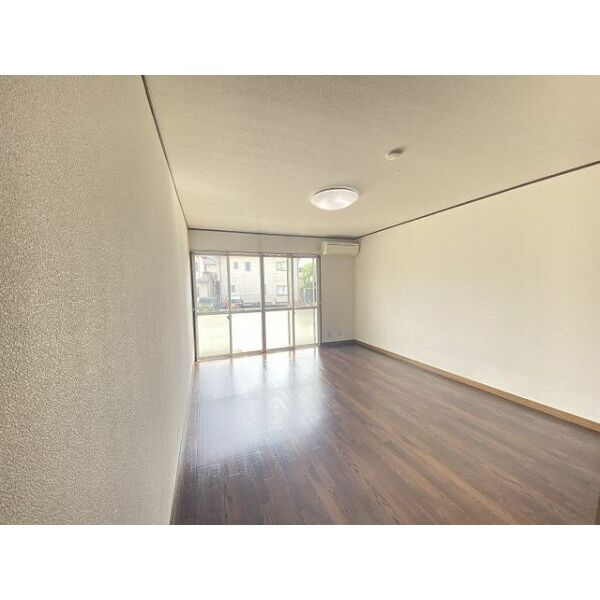 エブリワン西棟の居間・リビング