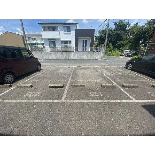 エブリワン西棟の駐車場