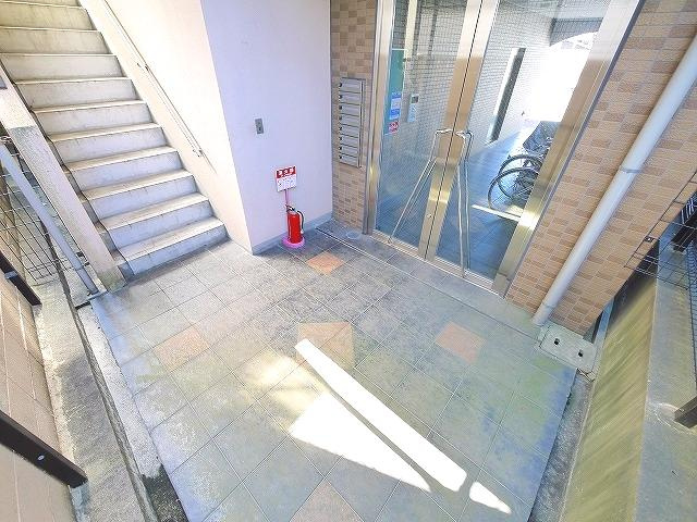 コンフォール南風呂のエントランス|オートロック付きで安心ですね。