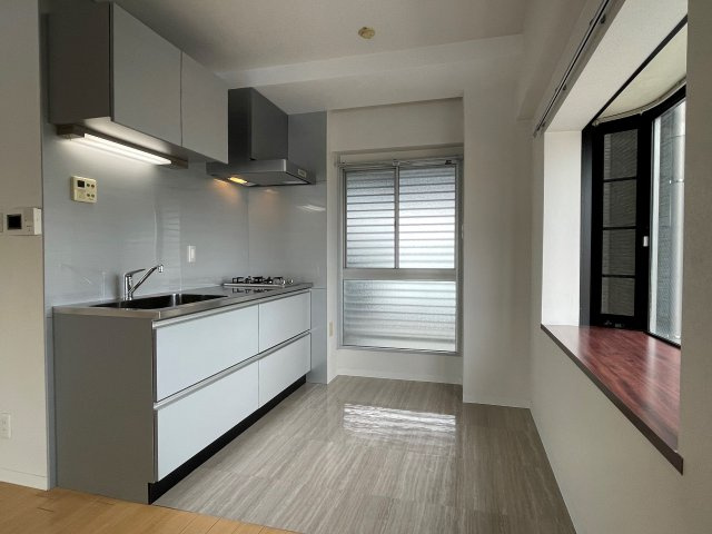 レジデンスシンコーのキッチン|収納豊富な2口コンロのシステムキッチン