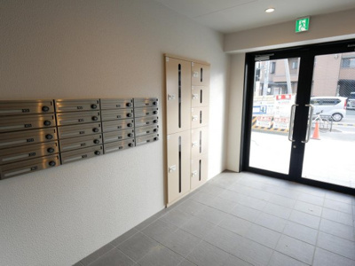 【エントランス】 | フラッティ葛野七条 | 宅配ボックスあり