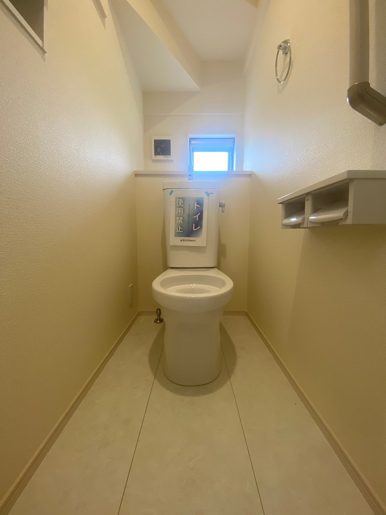 現地画像あり 高座郡寒川町小谷2丁目 新築戸建 全1棟 宮山駅 寒川駅 相模線 茅ヶ崎駅 湘南 長期優良住宅 アフターサービス 全室南向き 陽当り良好 駐車場2台 リビング横に和室 設計住宅性能評価付 浴室に窓 通風良好 カウンターキッチン ｔｖモニタ付インターホン