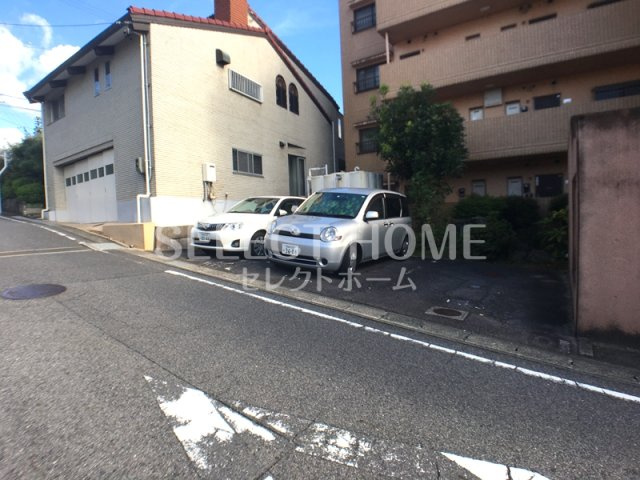 【駐車場】 | ロイヤル桐華 | 駐車場があるので、車を買う予定の方も安心です