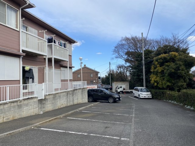 ロイヤルヒルズE棟の駐車場