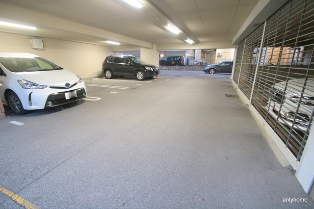 プルミエールメゾン江坂　仲介手数料無料の駐車場
