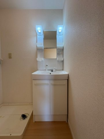 エステート宮久保Ｄの洗面所|独立洗面台はマストアイテム♪室内洗濯機置場♪