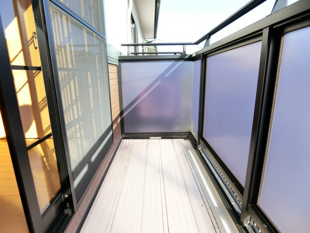 クローバー岡のバルコニー|暖かな日差しのふりそそぐバルコニー
