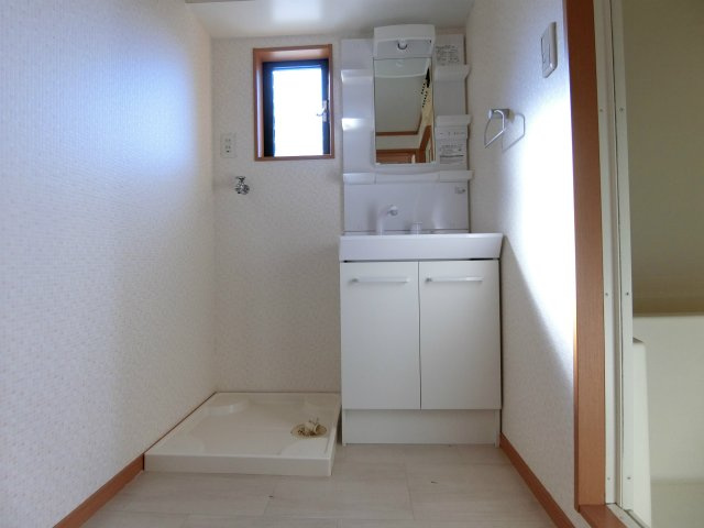 クローバー岡の独立洗面台|使いやすい独立洗面台です