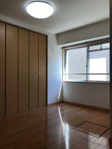 エグゼ八木北の居間・リビング|大容量のクローゼットあり。照明付き。