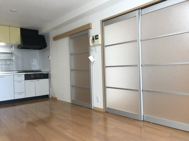 エグゼ八木北の居間・リビング|9.7帖の広々としたLDK